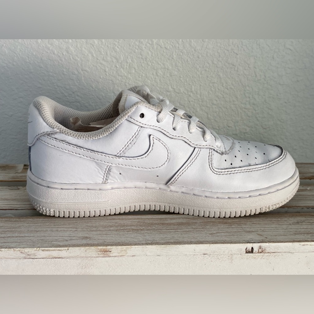 Nike Air Force One Youth Size 2.5Y Triple White Leather Shoes - Picture 3 of 12
